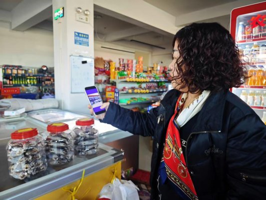 张金梅向笔者展示店铺宣传片