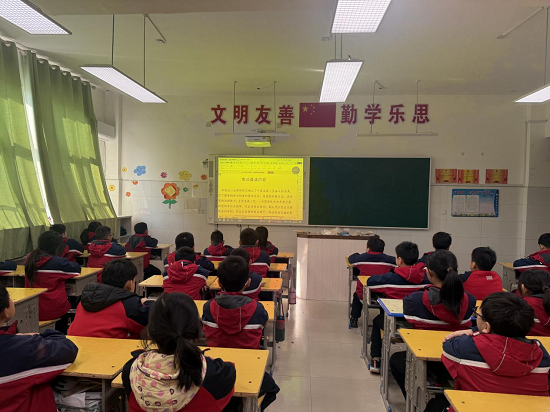 莒南县第八小学开展2025年宪法晨读活动