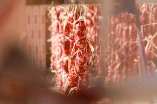 一竿竿、一串串的晾晒，是广东人对风味的坚守，也是刻在DNA里的生活智慧。图源：东莞发布