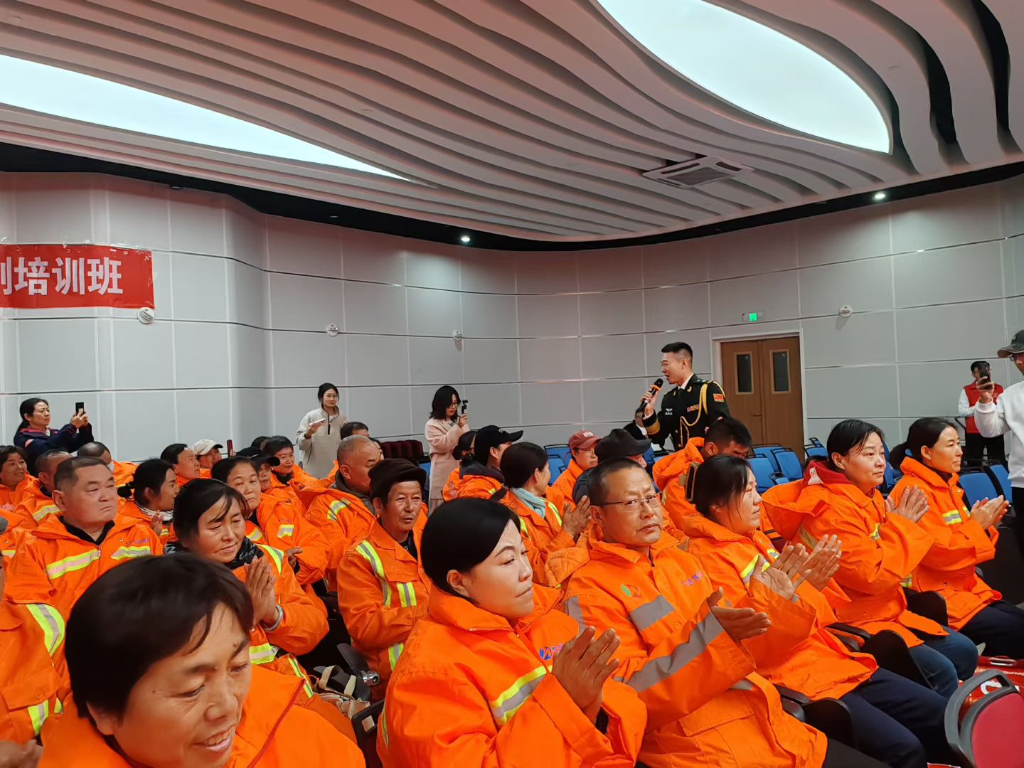 米粟藏大爱,暖冬护“明眸”——潍坊公益行动情暖环卫工人