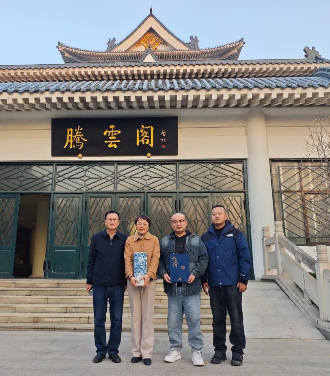 高辉博士向潍坊市博物馆捐赠《金山银山》青花瓷瓶