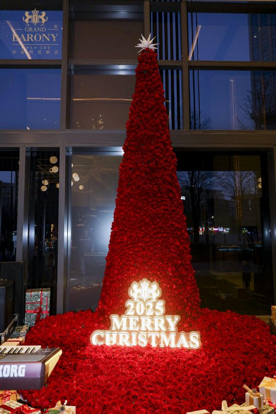 「冬日绮境·艺术圣诞」济南君廷酒店点灯仪式璀璨泉城