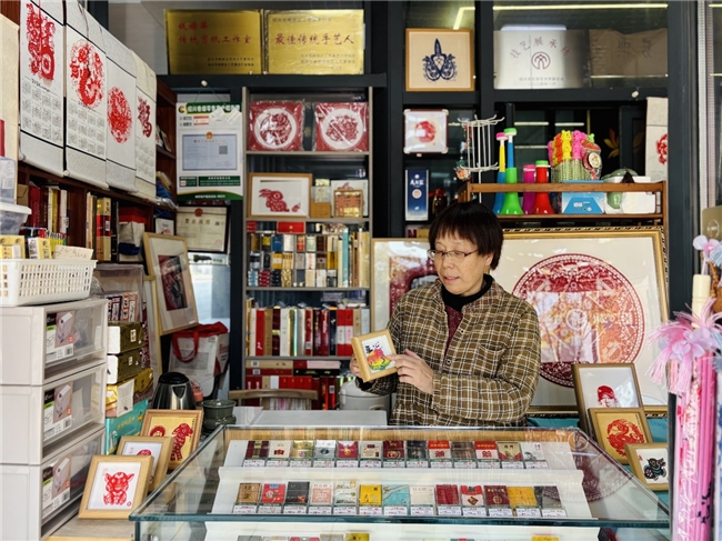 浙江绍兴:方寸红纸“剪”出文旅新景