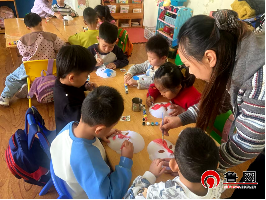 德州天衢新区举头寺镇小儿园发展“小手画脸谱 童心绘夸姣”手绘