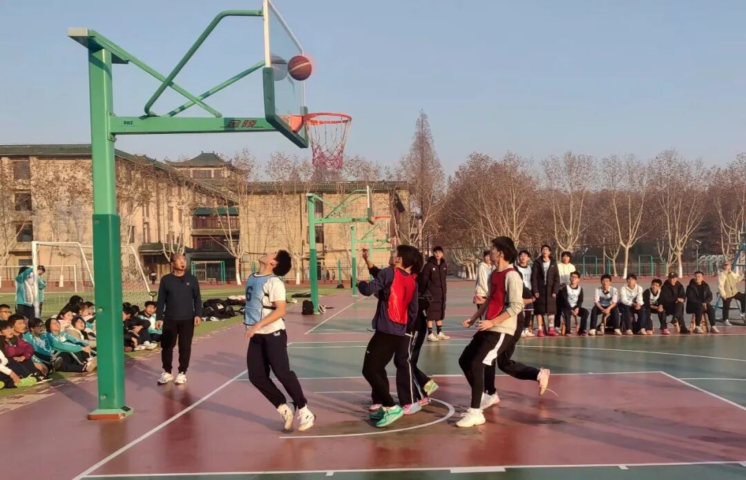 晴空下的青春对决——济南市莱芜十七中高一高二篮球对抗赛燃爆周末!