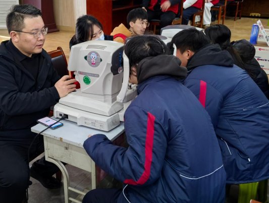 山东省淄博市第十中学开展2025年学生视力检测工作