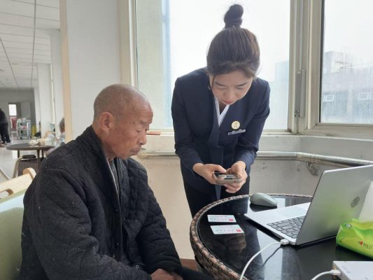 山东移动泰安分公司把 “移动柜台”搭进敬老院