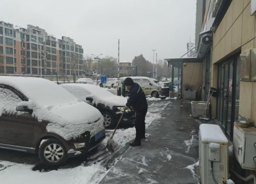 【城市管理进社区】济南市莱芜区张家洼街道:落实“门前五包” 清扫门前积雪