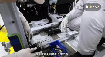 流水线旁的“拍客” 助力新疆制造“出圈”