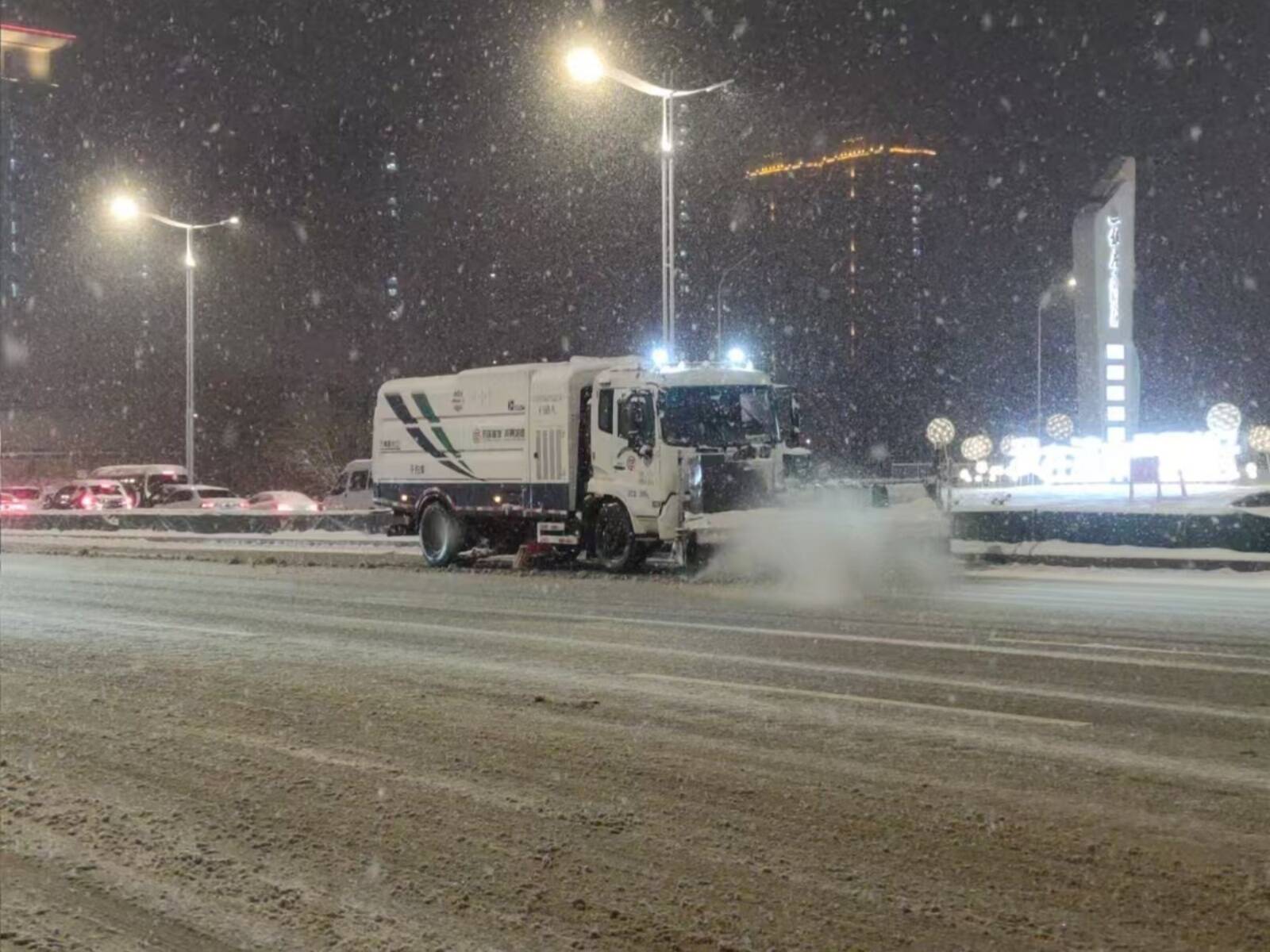 昼夜奋战保畅通历城城发同晟城服集团全力清雪除冰护航出行安全