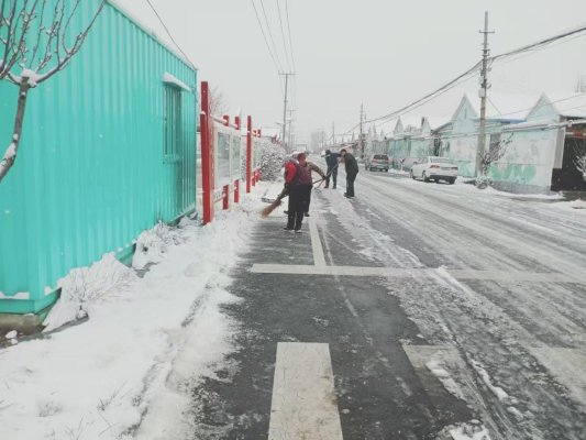济南市莱芜区寨里镇韩王许村:快速扫雪除冰 护村民平安出行
