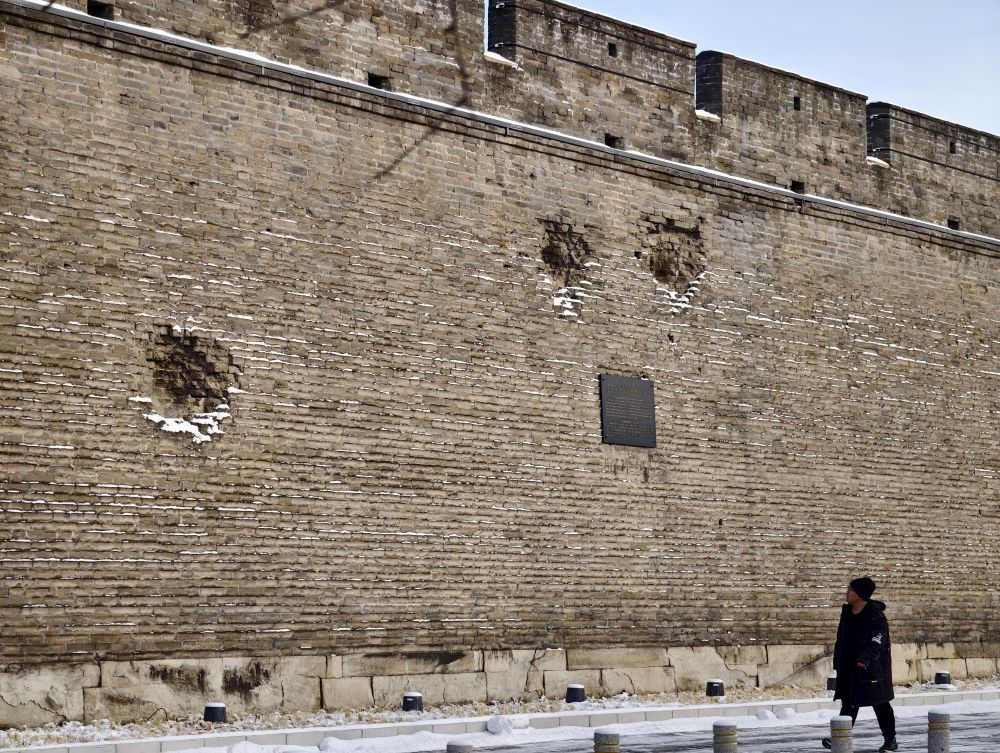 “雪能掩盖很多东西,但盖不住这些弹痕”