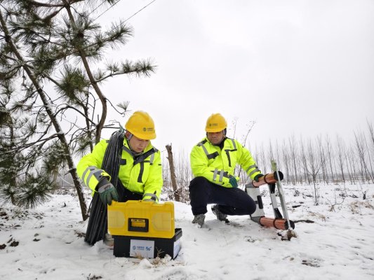 风雪砺初心 守护通信线——山东移动安丘分公司网络保障团队冒雪巡检筑牢安全防线