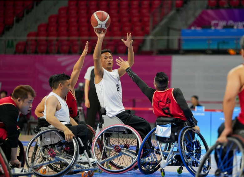 有爱无碍 暖心守护轮椅上的热爱