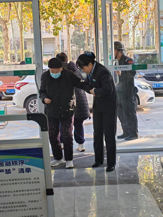 农行临西大学城支行:适老化服务暖人心,客户点赞“如家人般温暖”