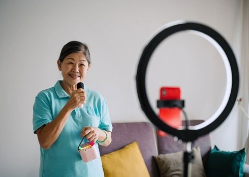 跨代共情:“银发网红”圈粉Z世代