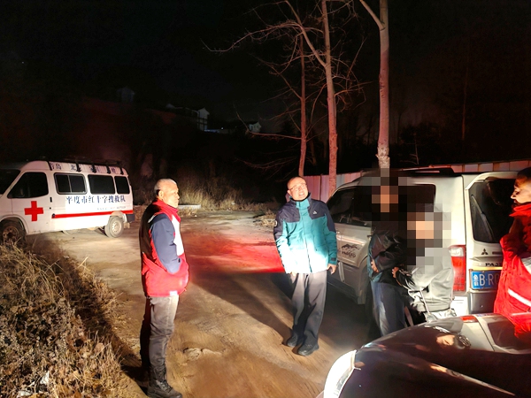 青岛平度:红十字搜救队寒夜驰援 成功救援两名迷山驴友