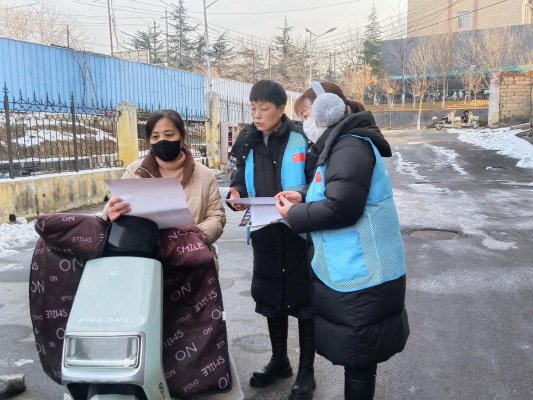 【社会主义核心价值观“五个融入”】济南市莱芜区凤城街道都市花园社区:禁停警示 “贴” 满楼 平安家园共相守