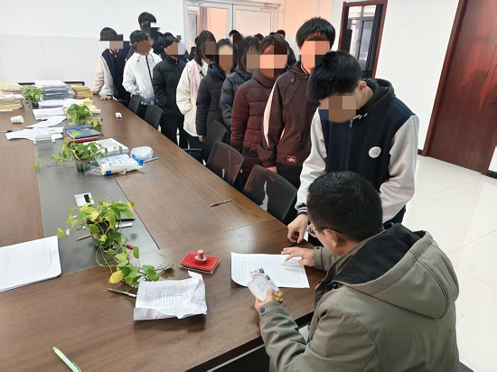 临沂市工业学校举行2025年秋季资助卡发放仪式