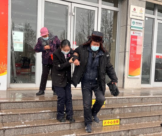 莱芜农商银行寨里支行:雪落寒冬暖 情伴夕阳红