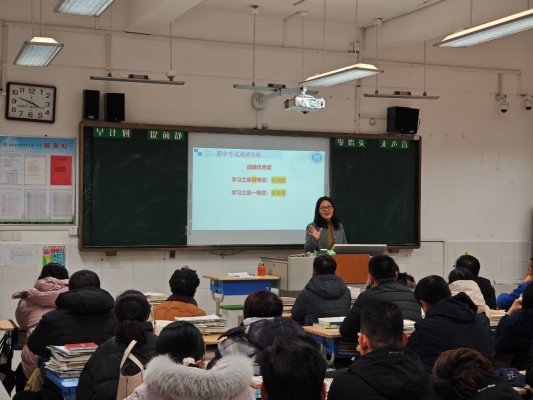 济南市莱芜第一中学举办“陪伴是最长情的教育”高一年级家长会