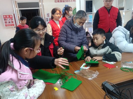 济宁太白湖新区许庄街道荷韵花园社区开展“星火燎原志,童心筑梦行”苏区精神志愿服务活动