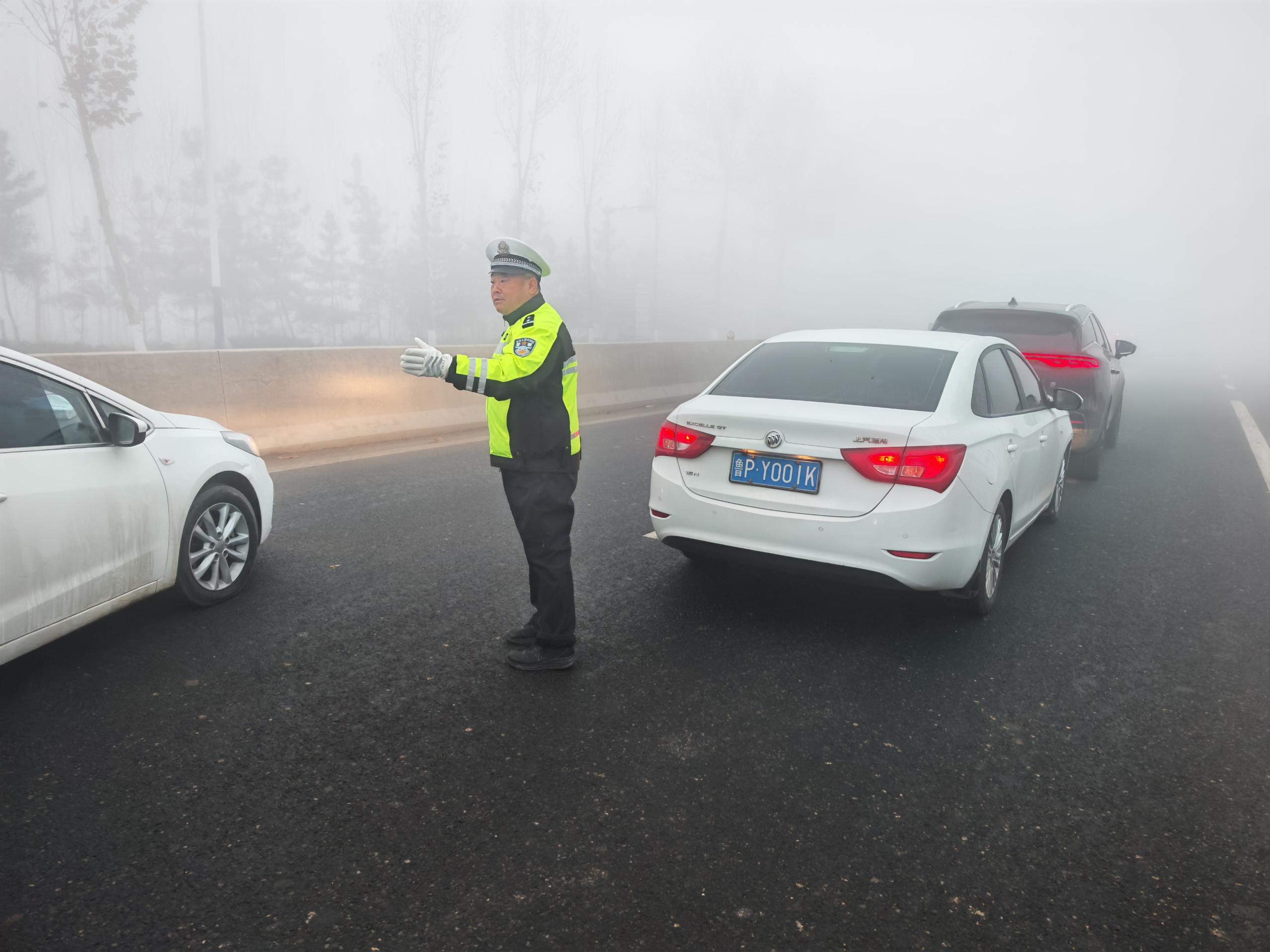 雾里有光,路中有警!聊城市东昌府区交通管理大队雾天执勤护平安