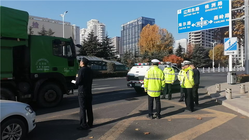 崂山区综合行政执法局开展秋冬季建筑垃圾运输专项整治,筑牢市容环境“防护网”