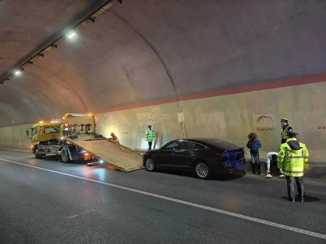 甘肃一轿车高速狂飙近500公里无法减速,车主称定速巡航失灵,驾驶问题还是车辆问题