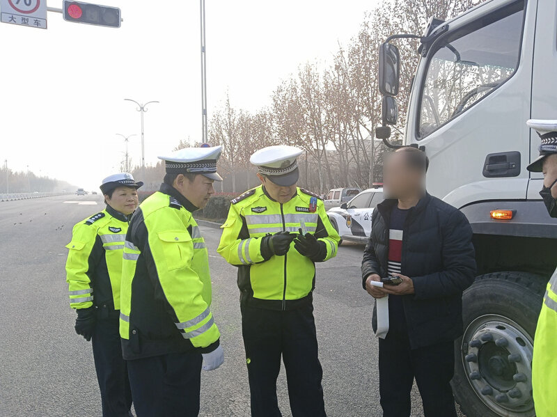 别让“祸”从“货”起!聊城市东昌府区交通管理大队全力守护冬季平安