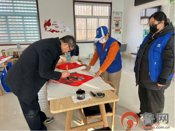 【新时代文明实践】胶州市开展“夕阳无限好，字画暖人心”志愿服务活动