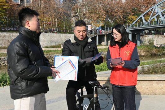 在社区广场为群众讲述防诈知识