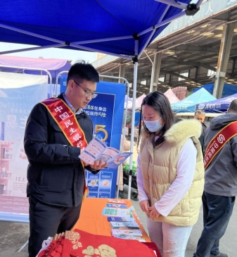 民生银行济南历城支行开展“吹响金号角 护航商圈金融安全”宣传活动