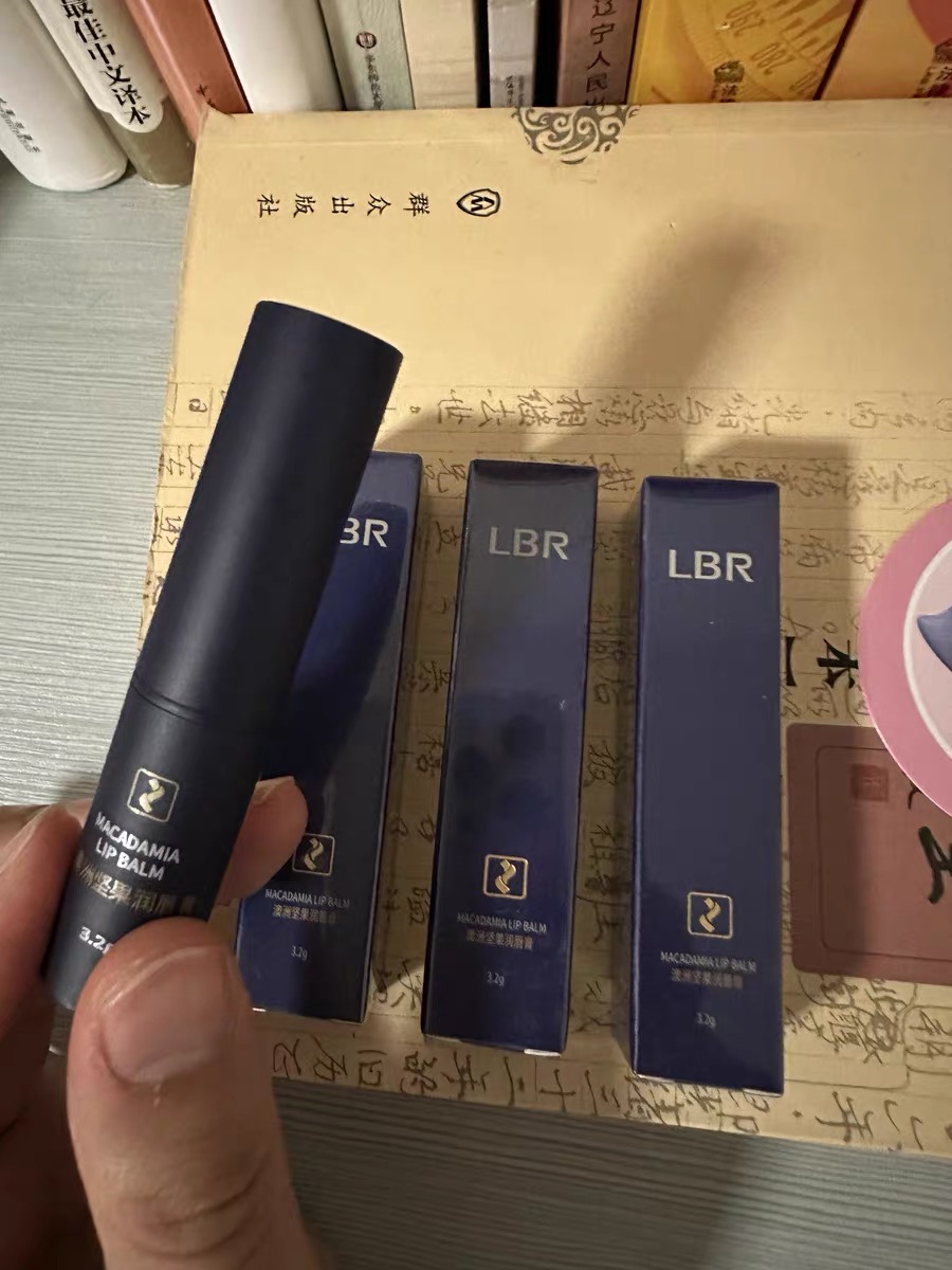 认准“修护+锁水+抗炎”,双唇安心越冬