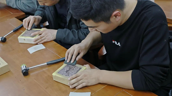 临沂科技职业学院在铜拓非遗体验中传承感悟沂蒙精神