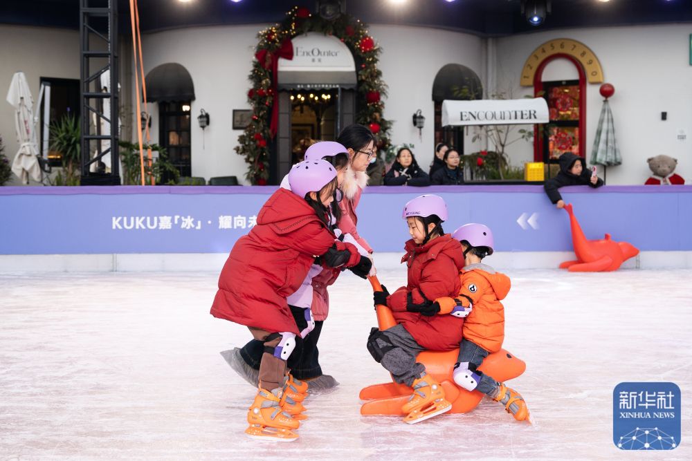 旧粮仓变身潮玩地:老建筑焕新激活城市消费新动能