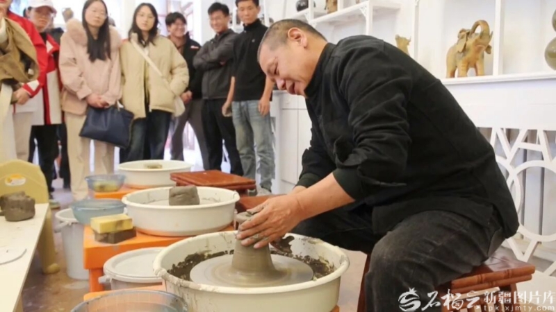 中原技艺+巴里坤瓷土 “新疆新瓷”破土而出