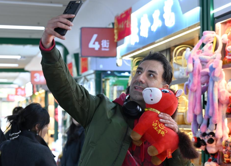 浙江义乌:“哭哭马”意外走红成爆款玩具