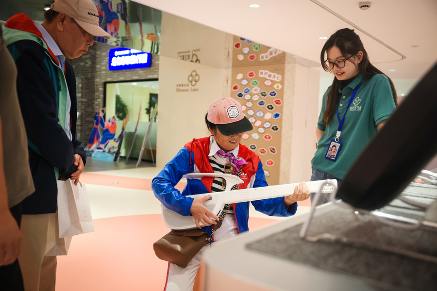 在百联繁花里,一位老先生正在试用AI吉他(海沙尔 摄)