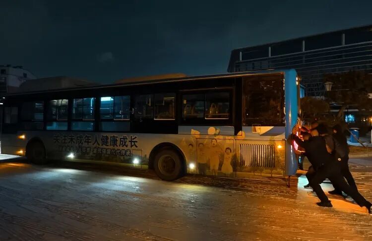 风雪无阻丨潍坊市公交集团全力保障市民平安温暖出行