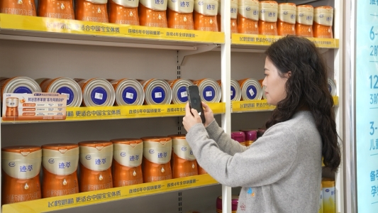 记者多城直击:奶粉罐为何整体“亮底”?飞鹤新鲜原料溯源系统定义行业“鲜活”标准