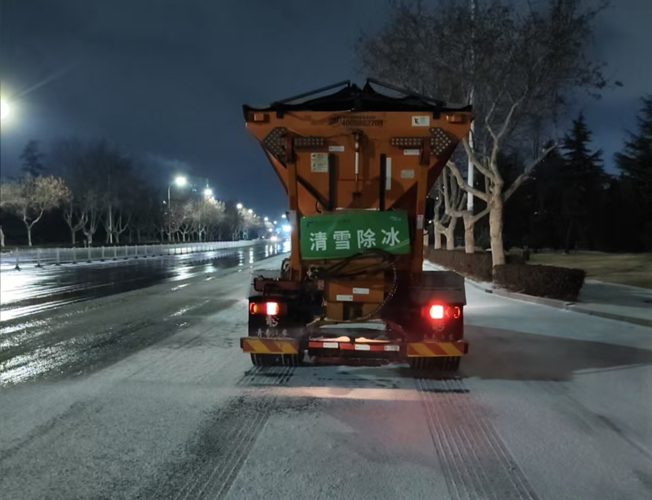 雪落岛城温暖同行——青岛市闻雪而动为平安出行“破冰”护航(图2)