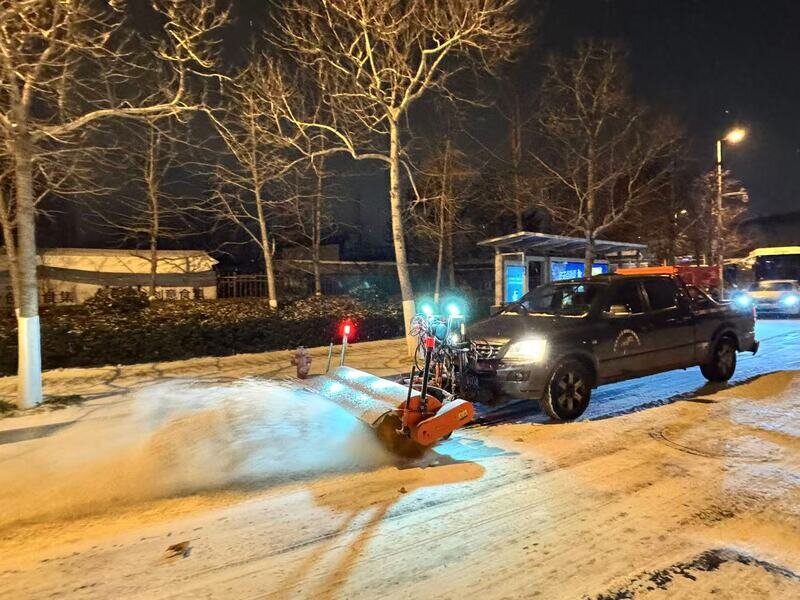 雪落岛城温暖同行——青岛市闻雪而动为平安出行“破冰”护航(图1)