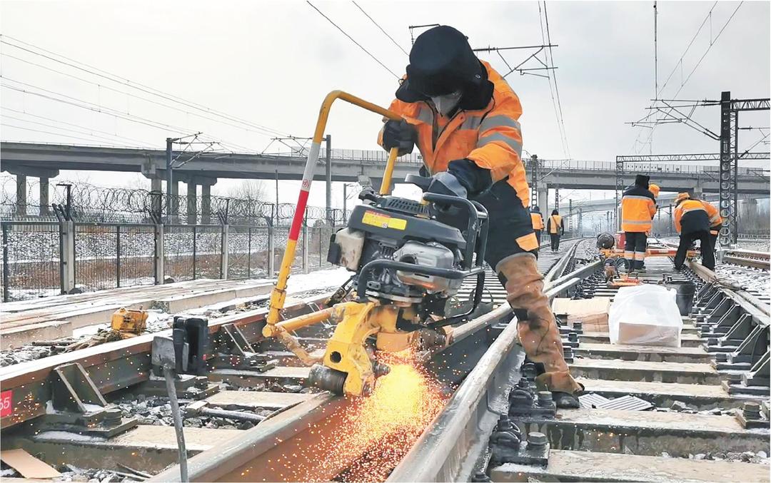 “菜篮子”“车轮子”“水管子”如何安然过冬?冰点之下 他们为城市“保温”