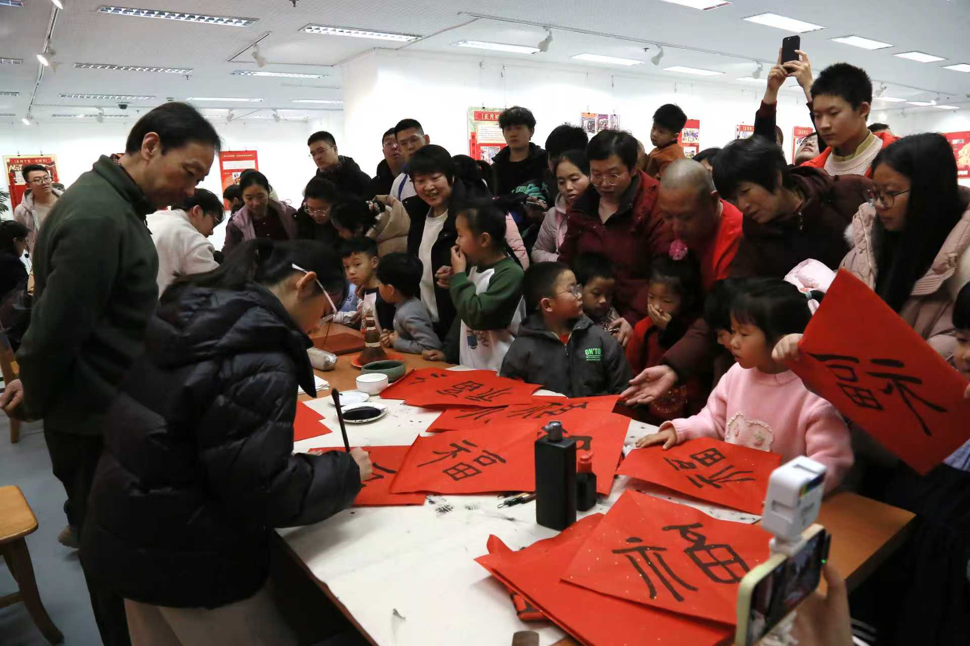 山东省图书馆“齐鲁岁华”年俗文化展启幕