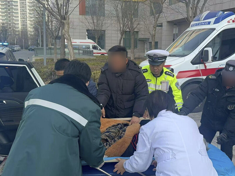 老人突发心脏病,民辅警紧急送医