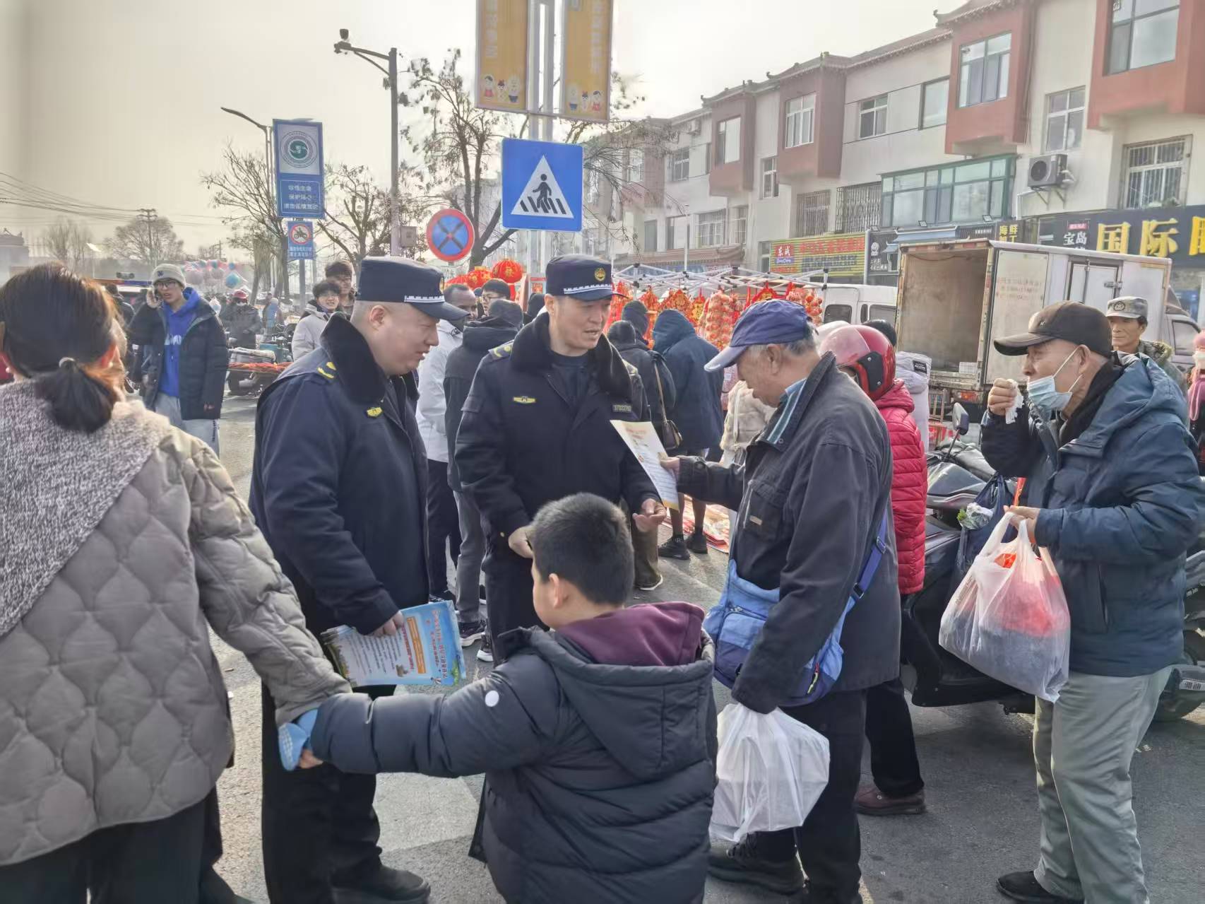 王哥庄百年大集迎新春执法保障见实效