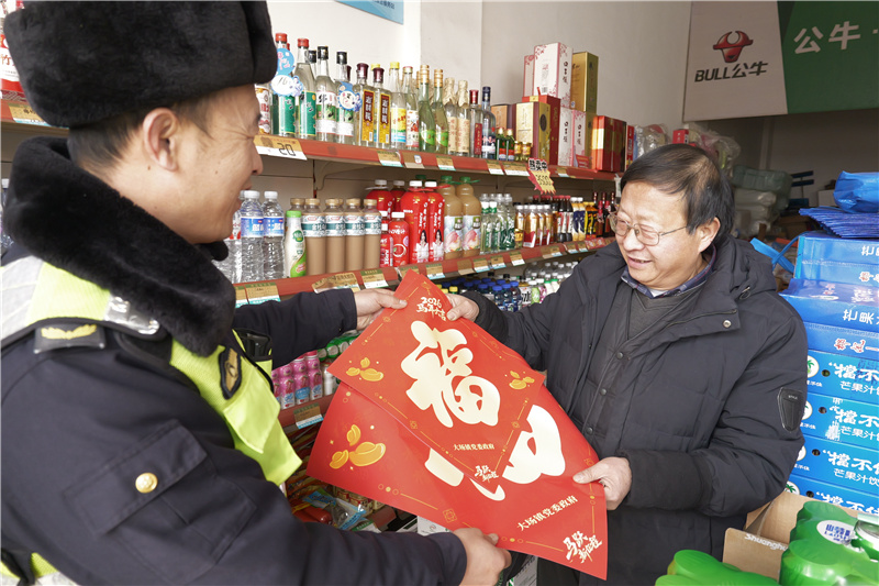 青岛西海岸新区大场镇综合执法中队开展新春送福普法暨户外广告招牌安全隐患排查行动