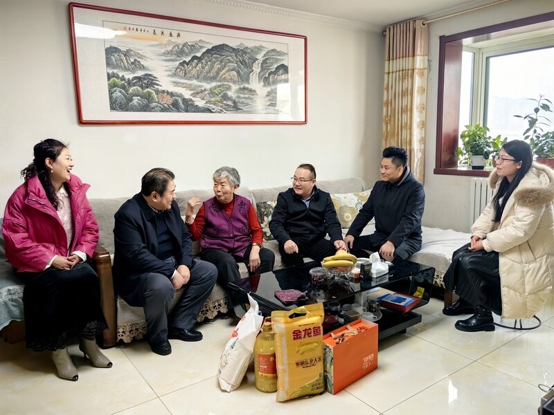 岁寒情暖 心系民生——“同心·泰安”“泉”“欣”为民委员工作站新春慰问走进学苑社区