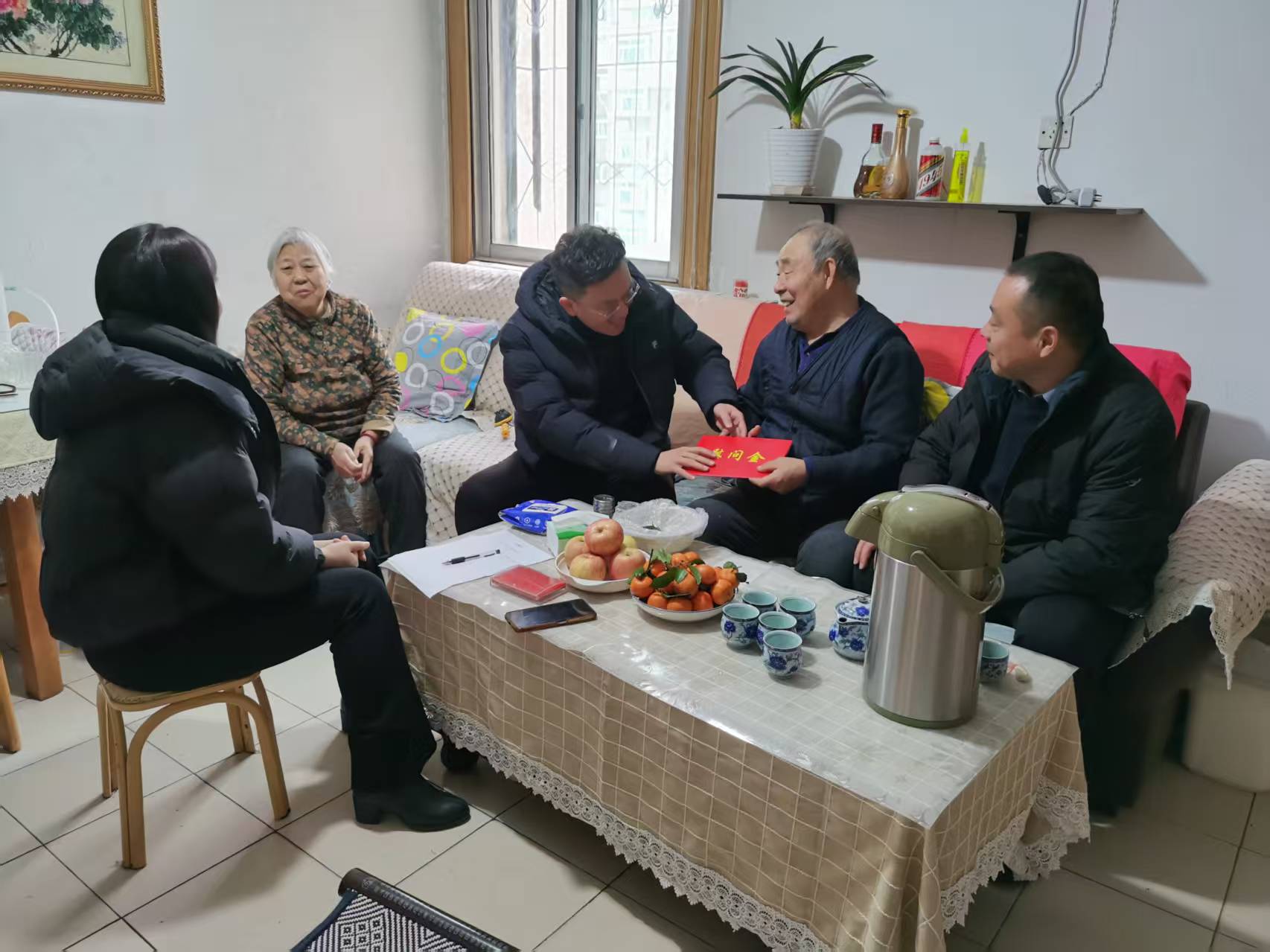 寒冬送暖传党恩 情系老党员暖人心 ——上高街道凤凰社区党委开展困难党员走访慰问活动